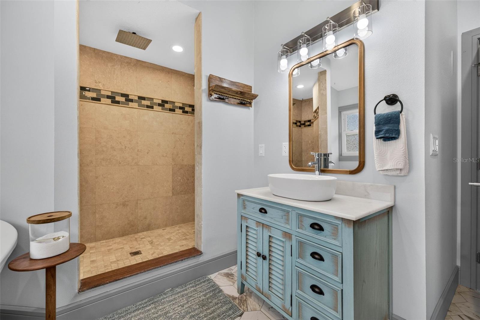 Primary bedroom en suite bathroom