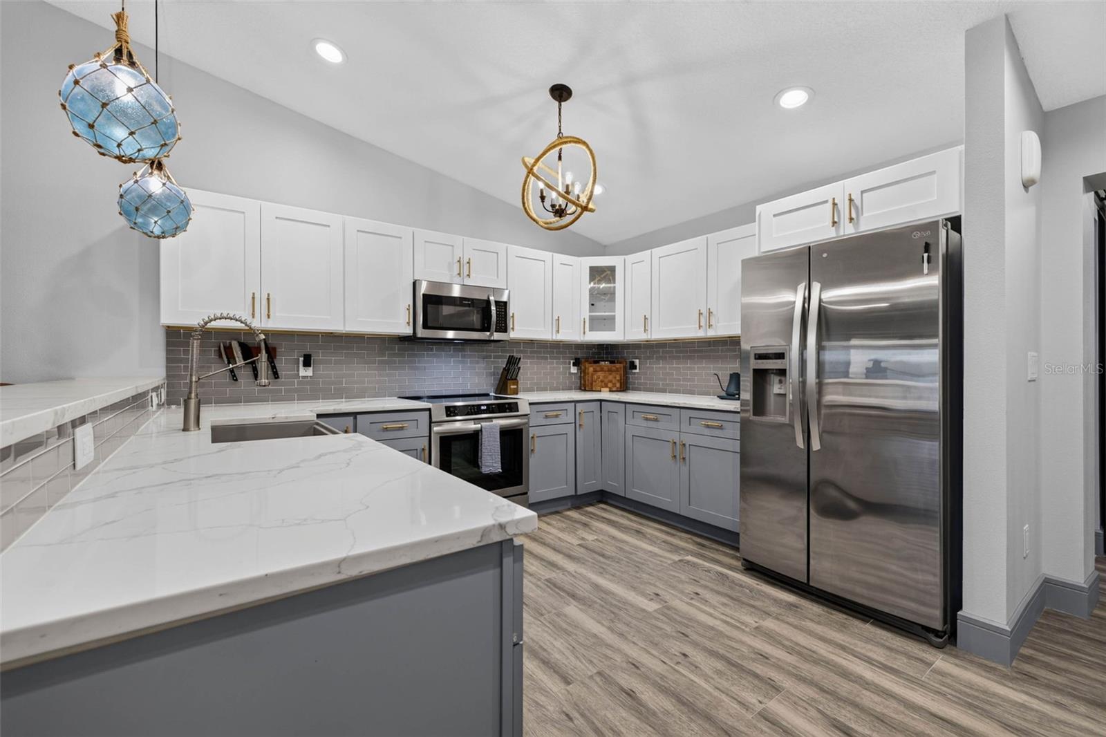 Kitchen, Ample countertop space