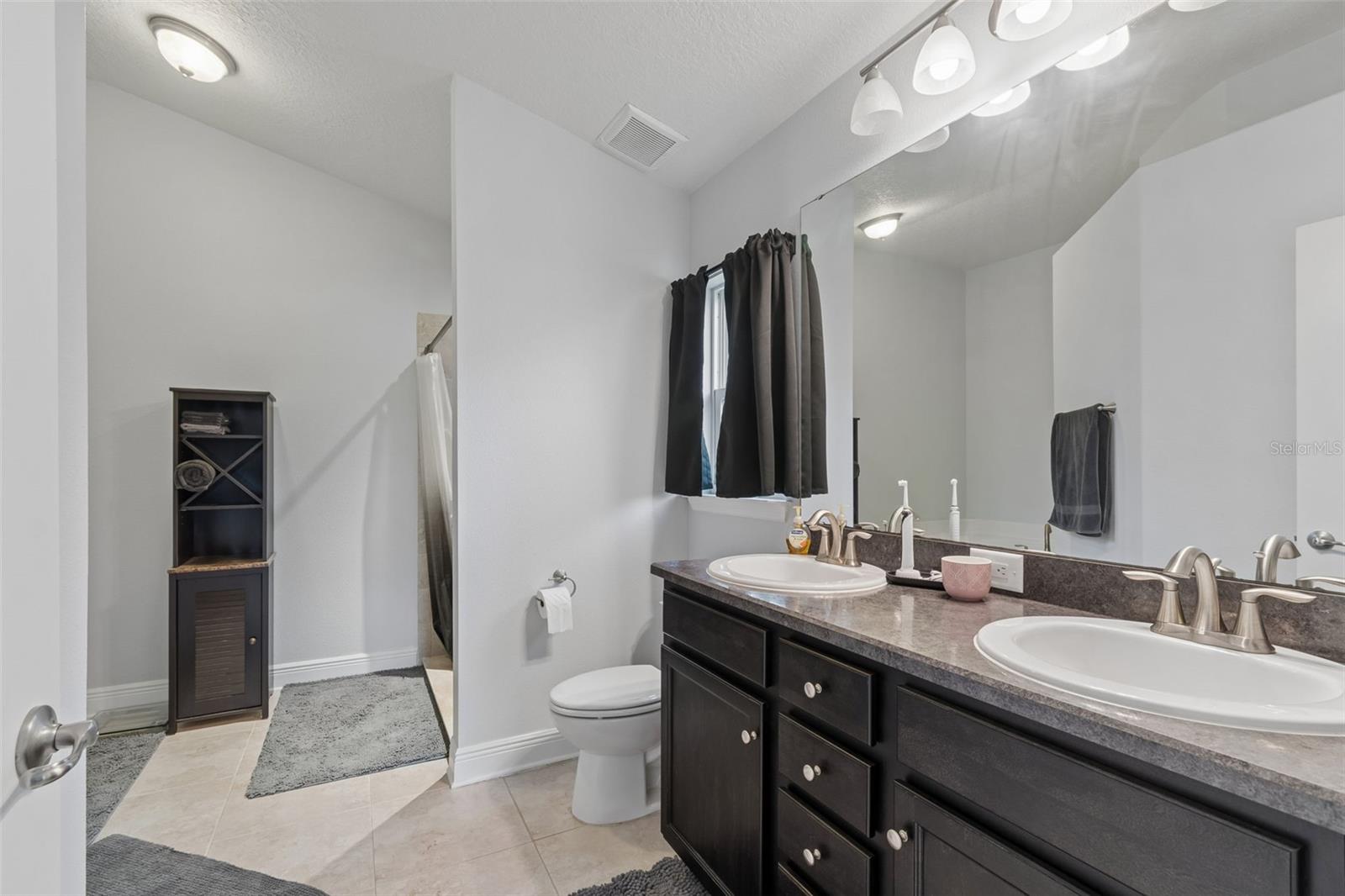 Primary en-suite bath
