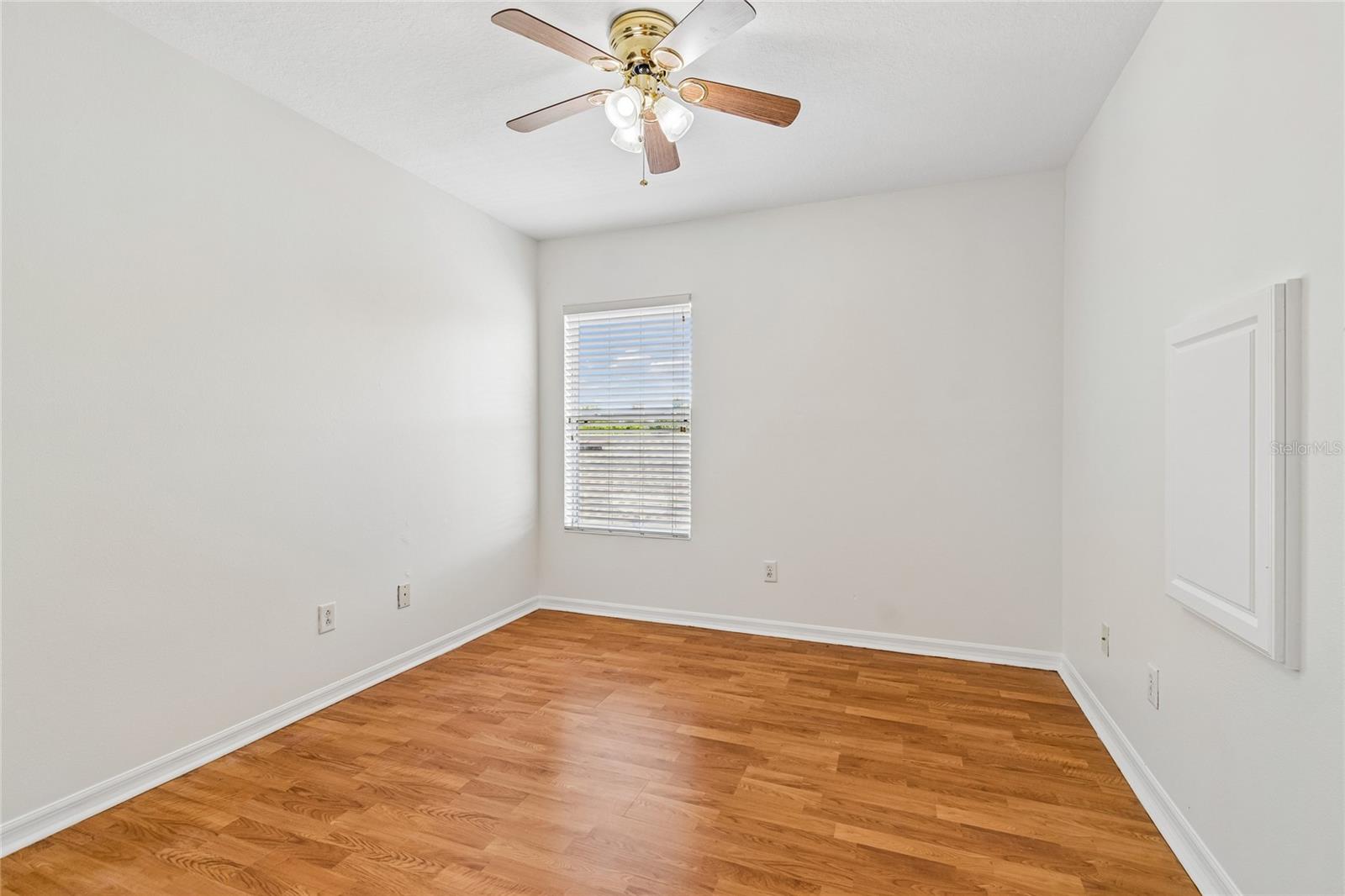 TB8525698