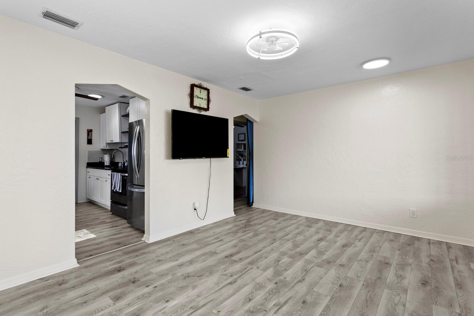Entrance to the kitchen and eat-in area