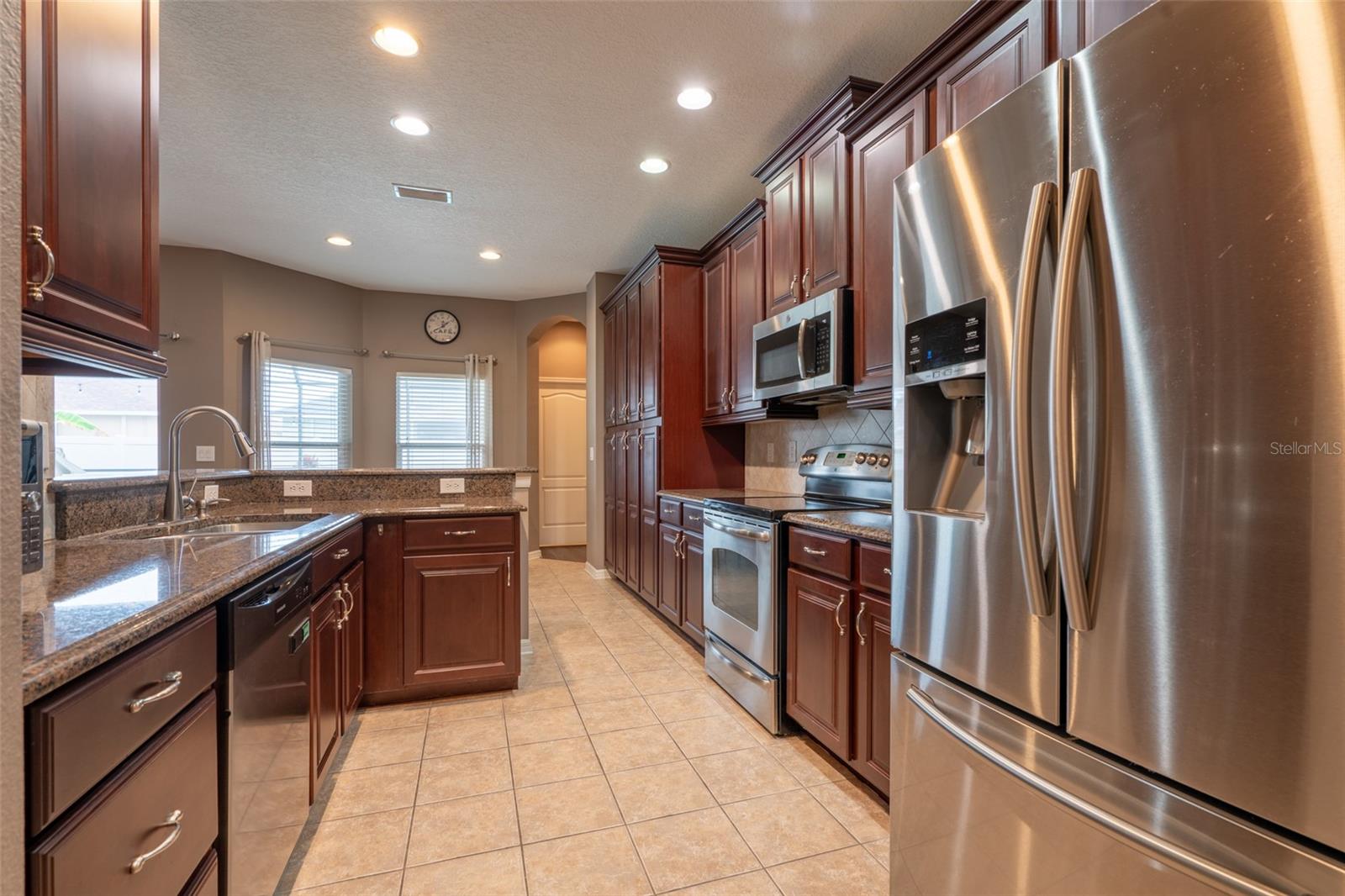 KITCHEN W/GRANITE COUNTER TOPS