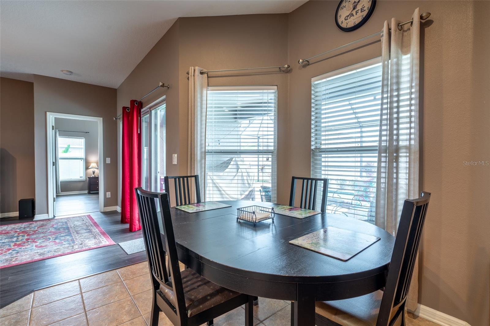 EATING SPACE IN KITCHEN