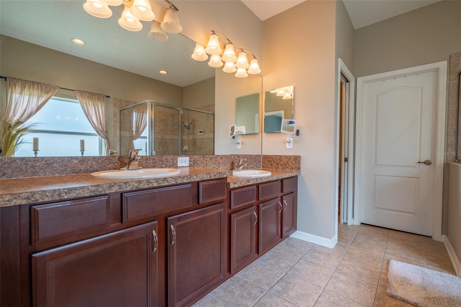PRIMARY BATH, DUAL SINKS