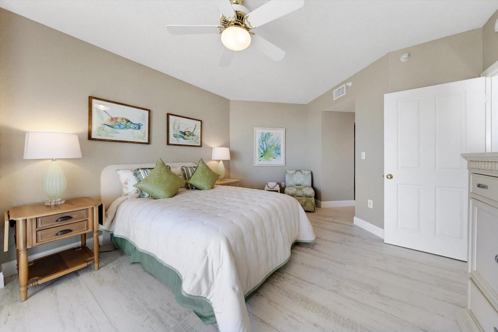 Primary suite featuring private en-suite bathroom.