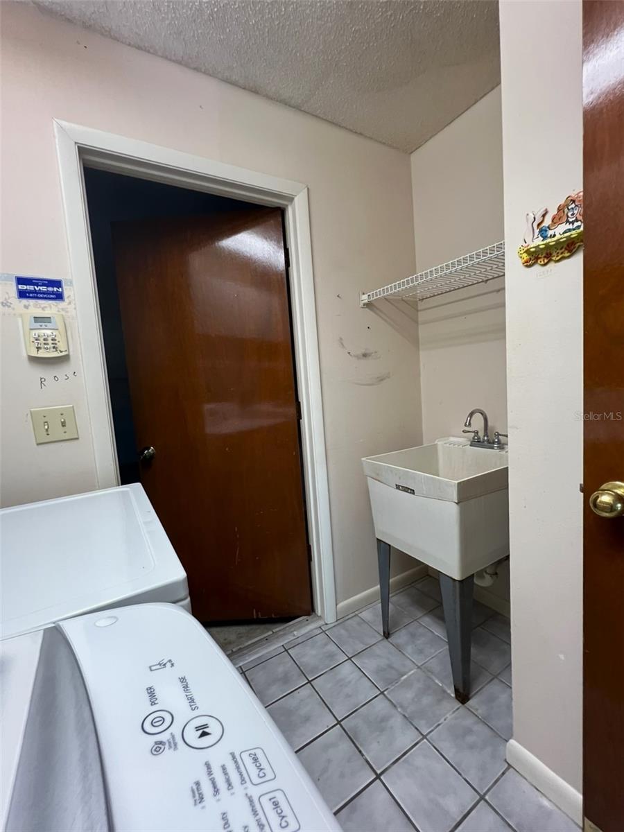 laundry room - utiity sink