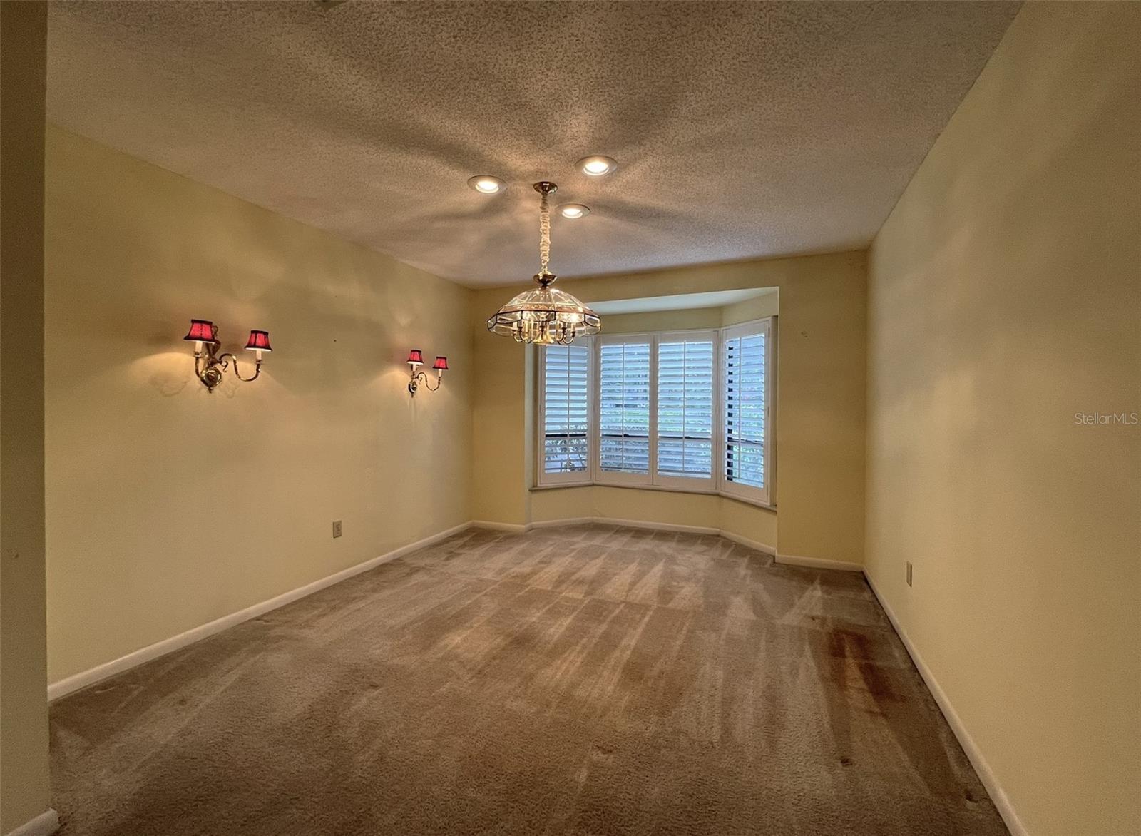 11x11 dining room - notice bay window