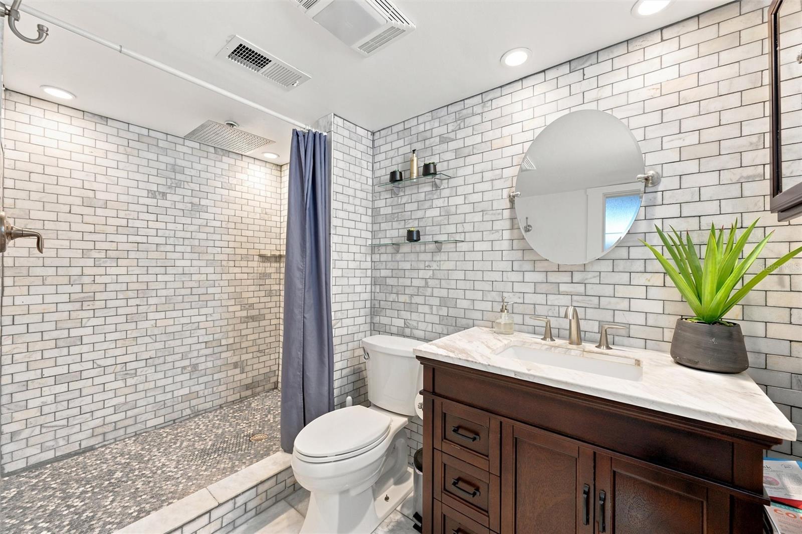 Master en-suite bathroom