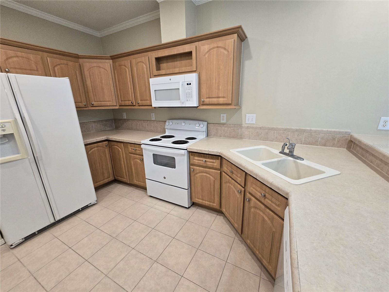 Kitchen with breakfast bar