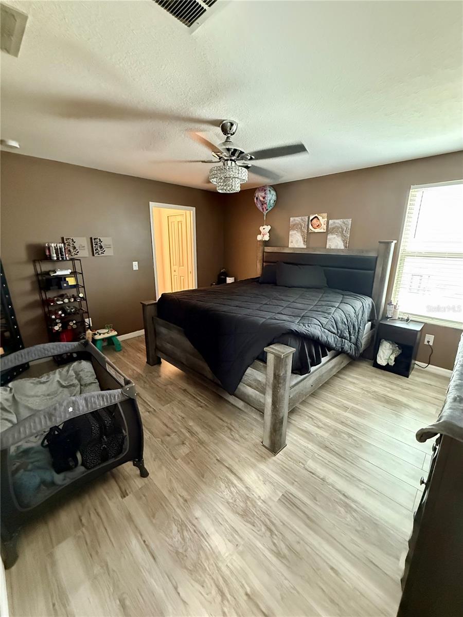 TB8525947