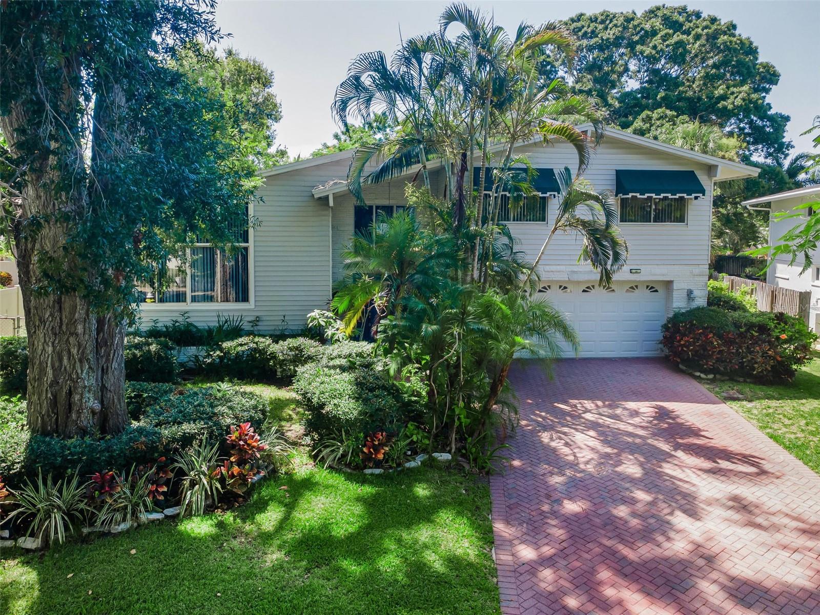 Outstanding Tri-Level, Avanzini built 3 BR, 3 BA, 2500 SF home!