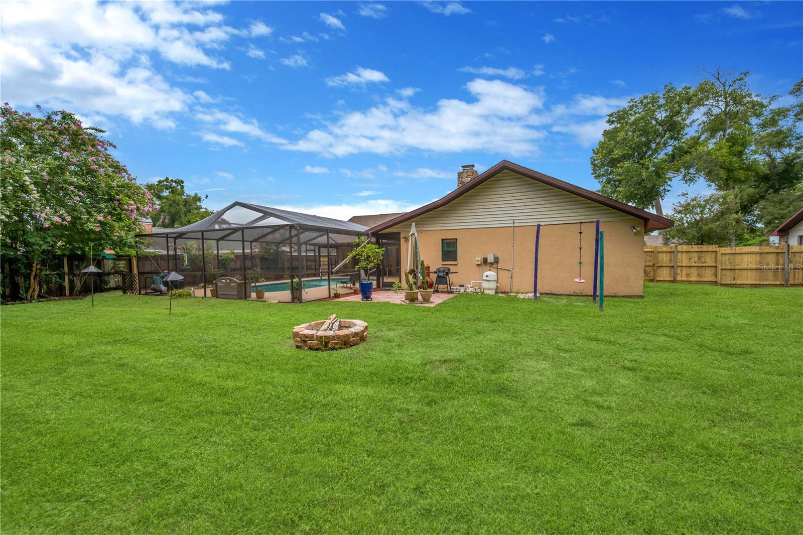 Gather around the fire pit to relax, roast marshmallows, and enjoy memorable nights with family and friends.