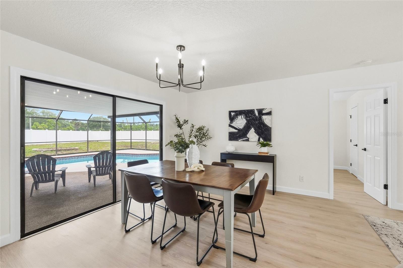TB8526112