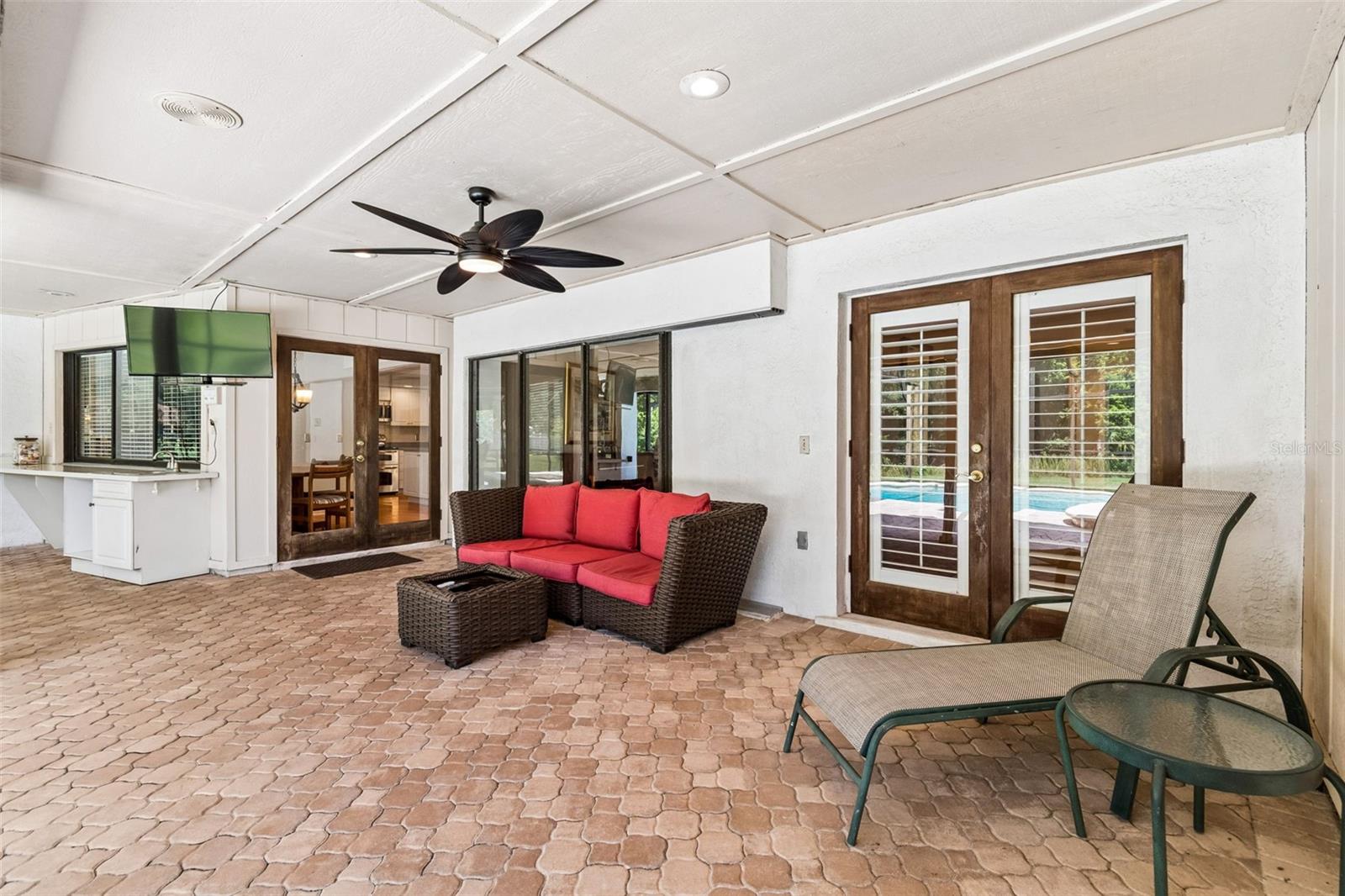 Covered Lanai Space