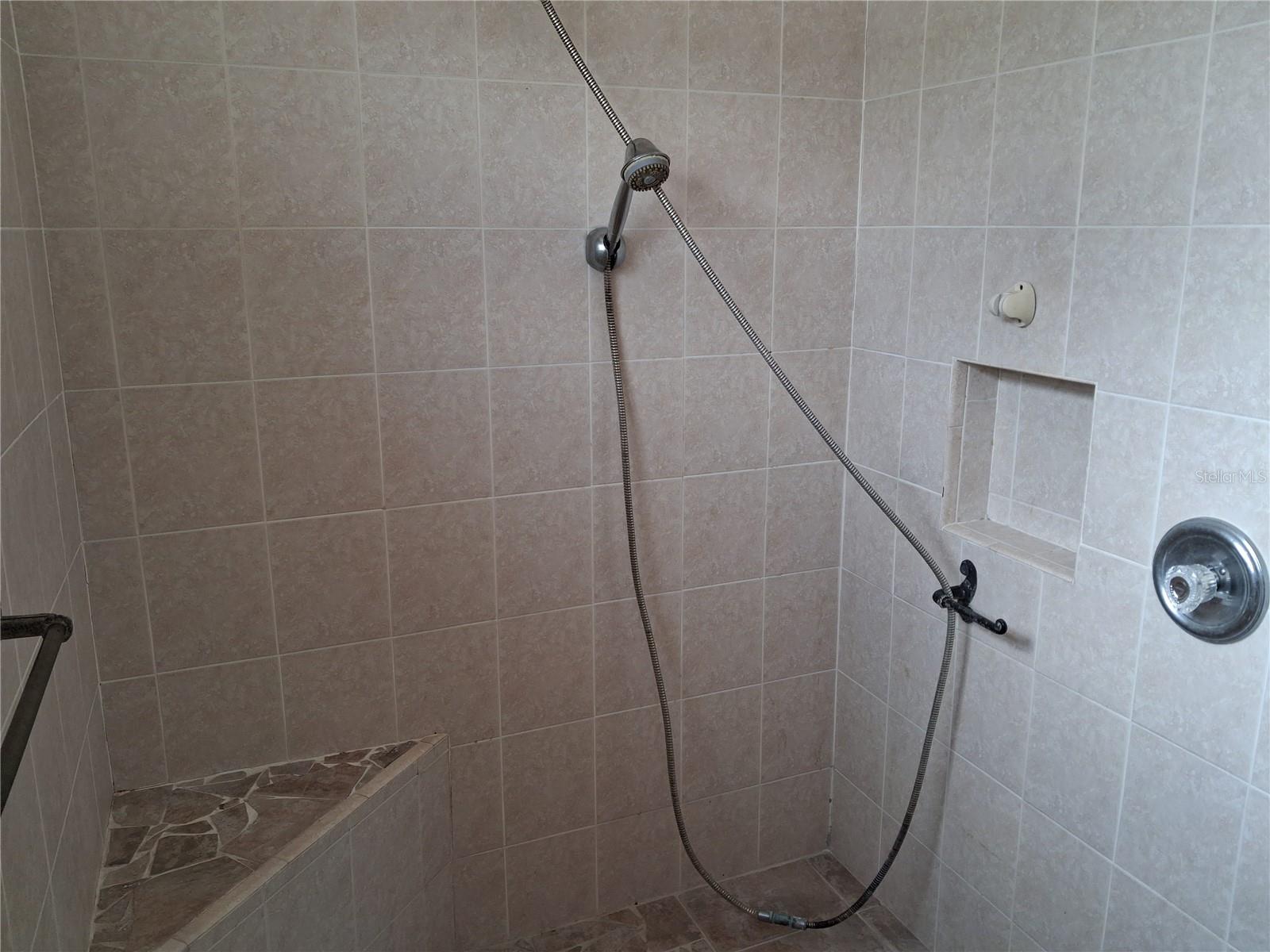 TB8526221