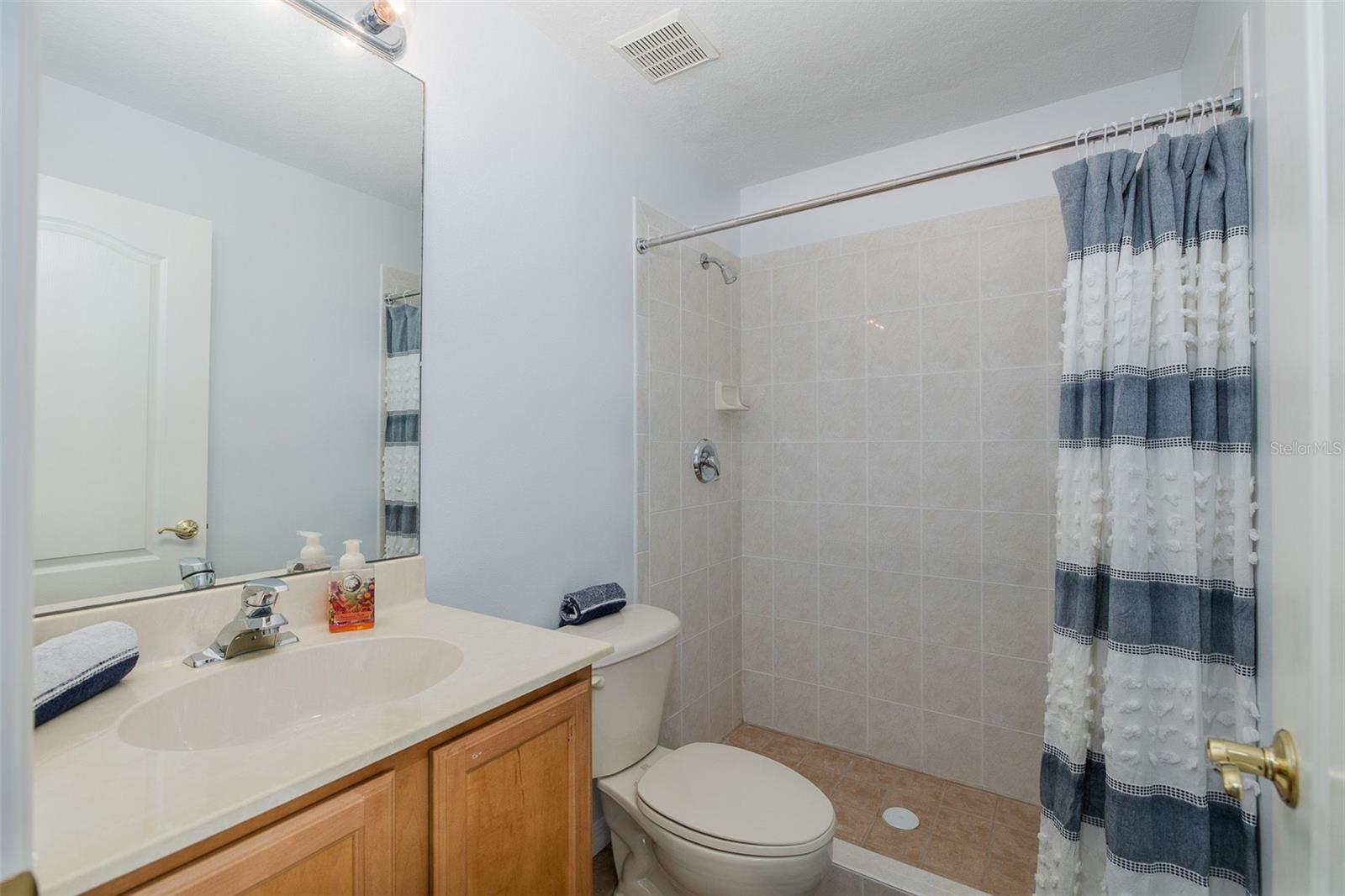 Bathroom 4 (Upstairs)