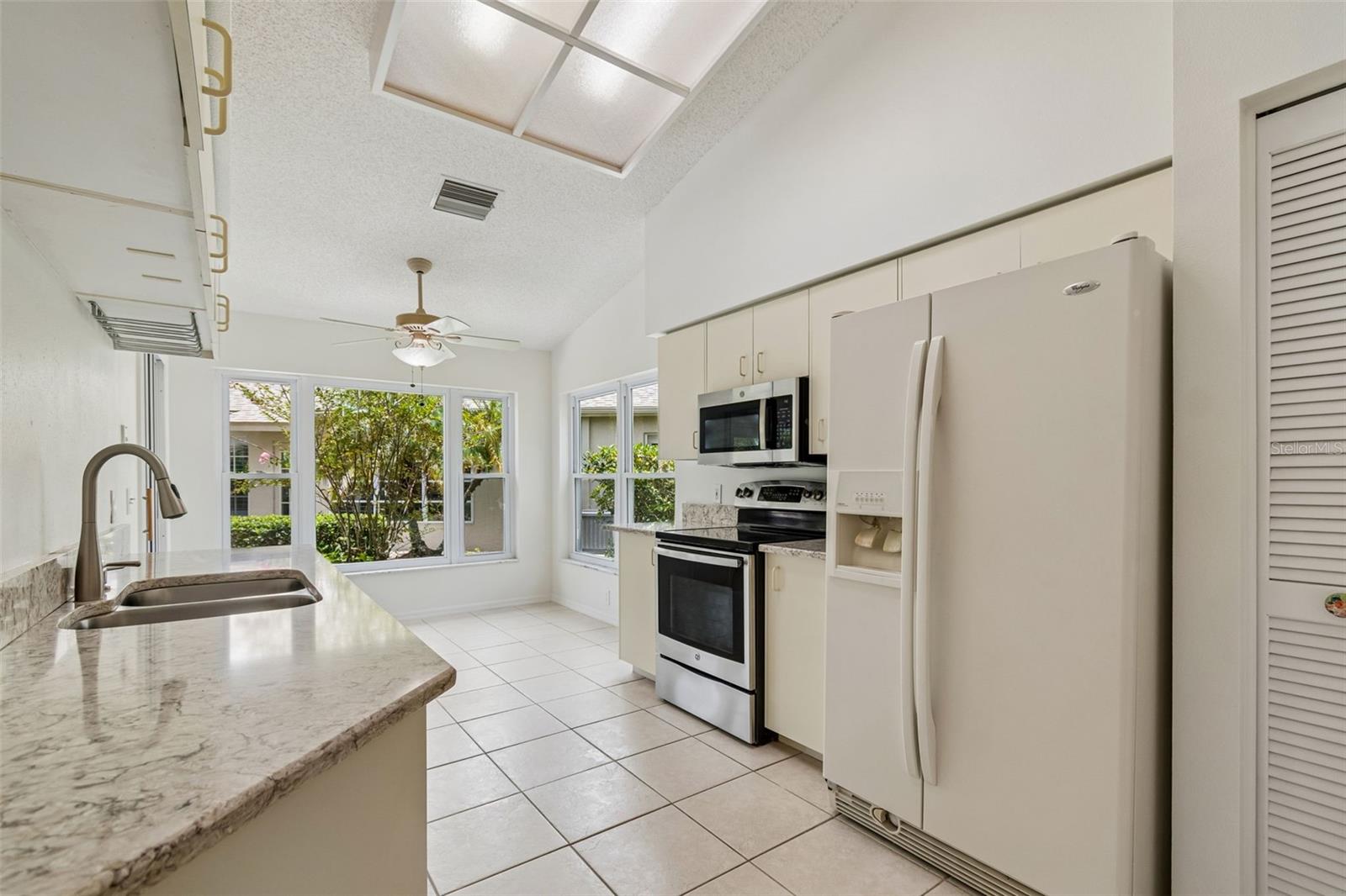 Light & bright eat-in Kitchen w/ granite, pantry