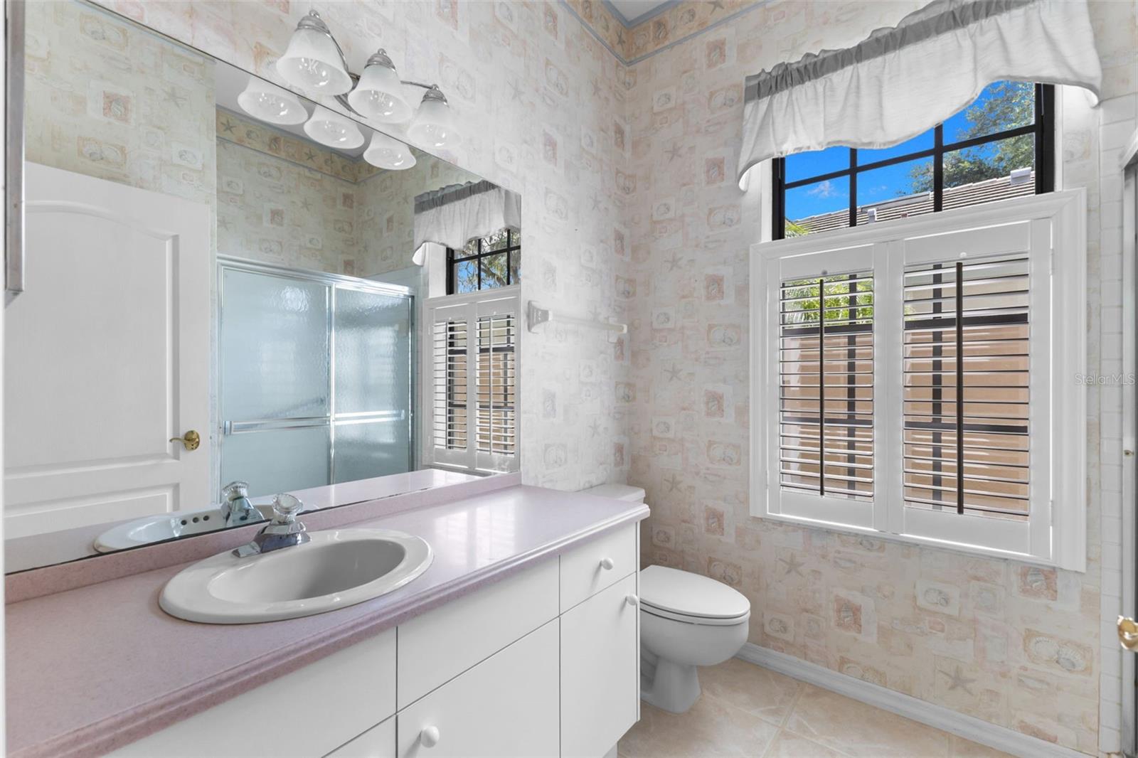 Well-maintained full guest bath conveniently located between the secondary bedrooms.