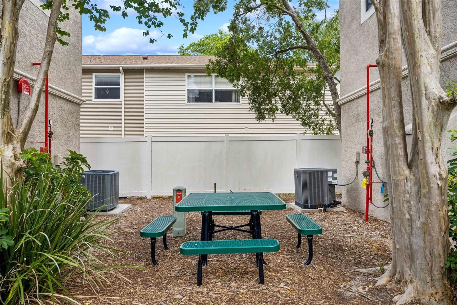 TB8526282