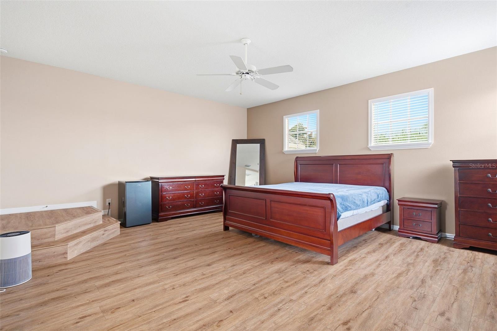 HUGE PRIMARY SUITE