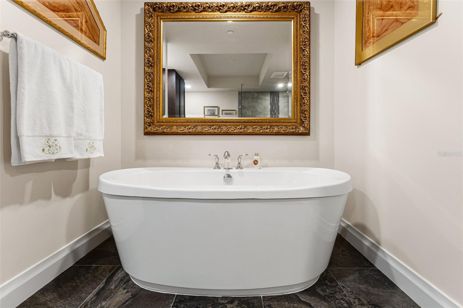 Soaking tub