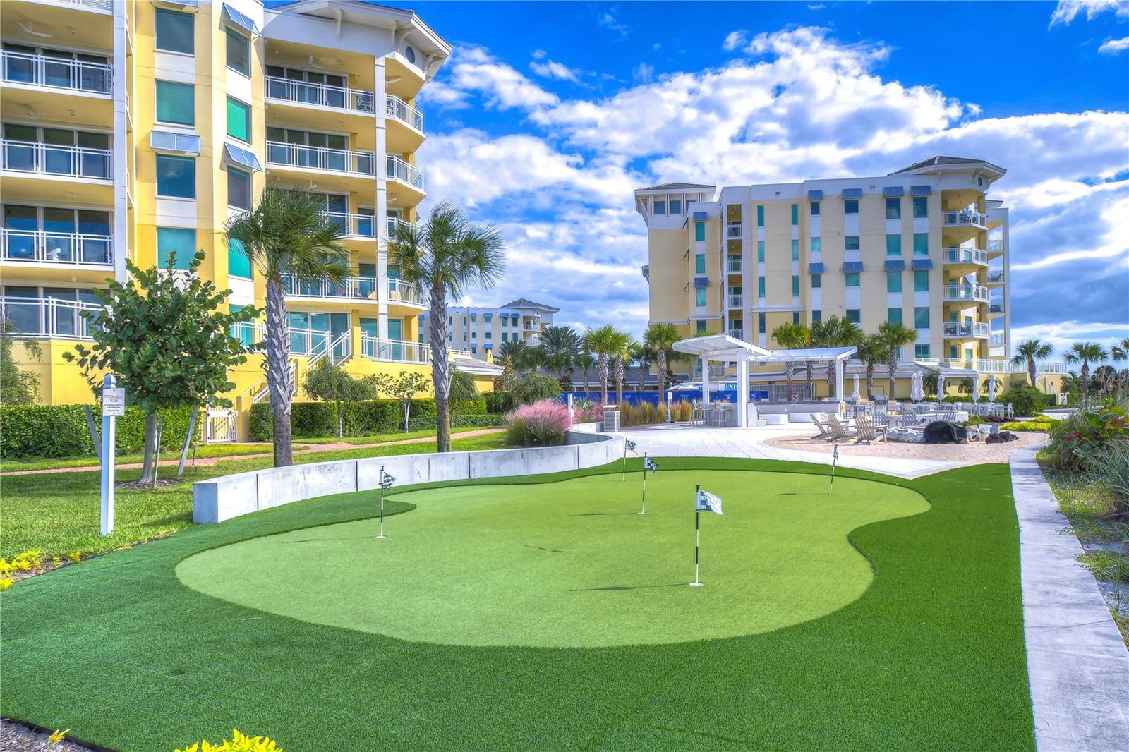 Putting and chipping green