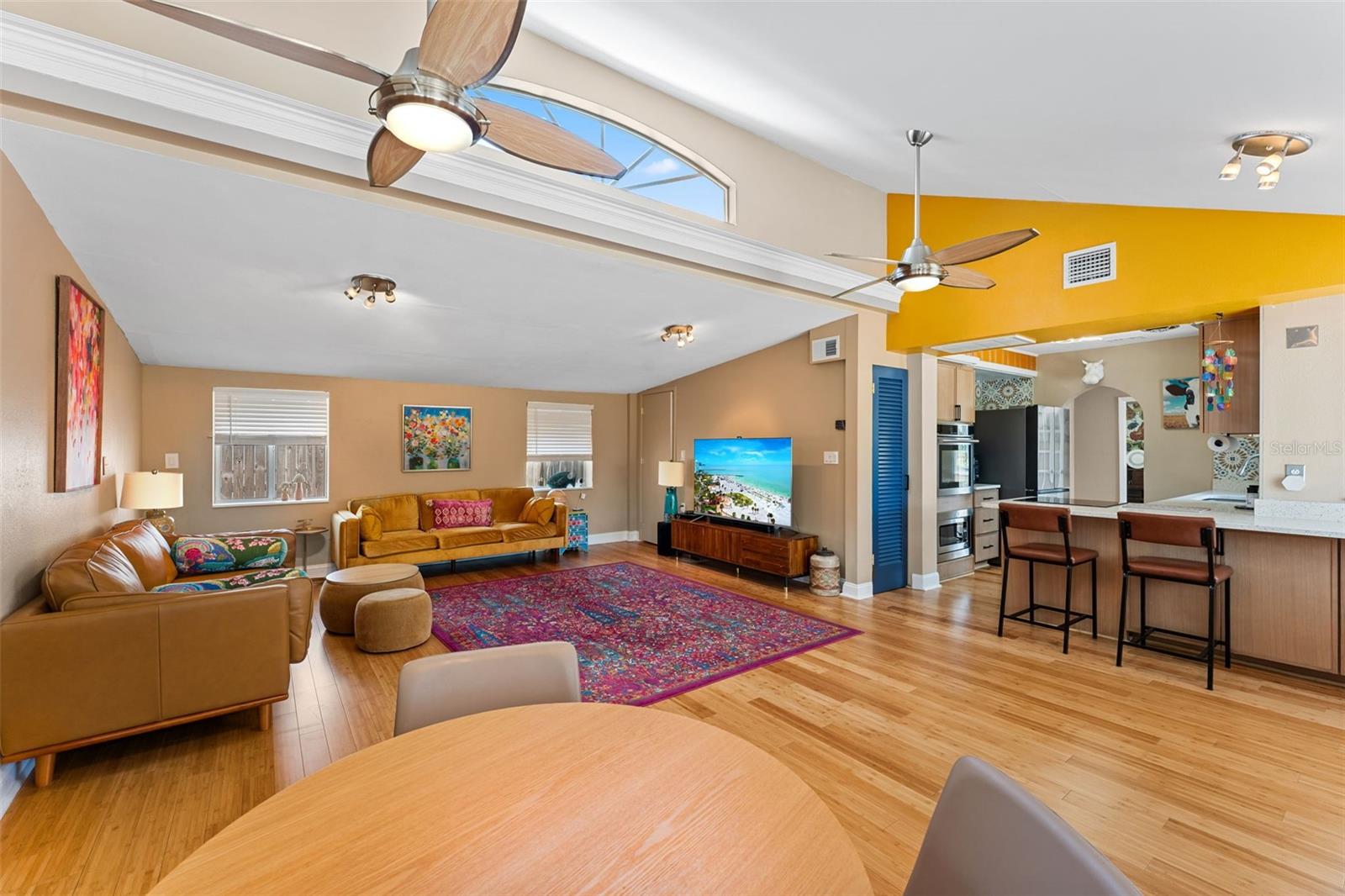 Dining/living bar to kitchen