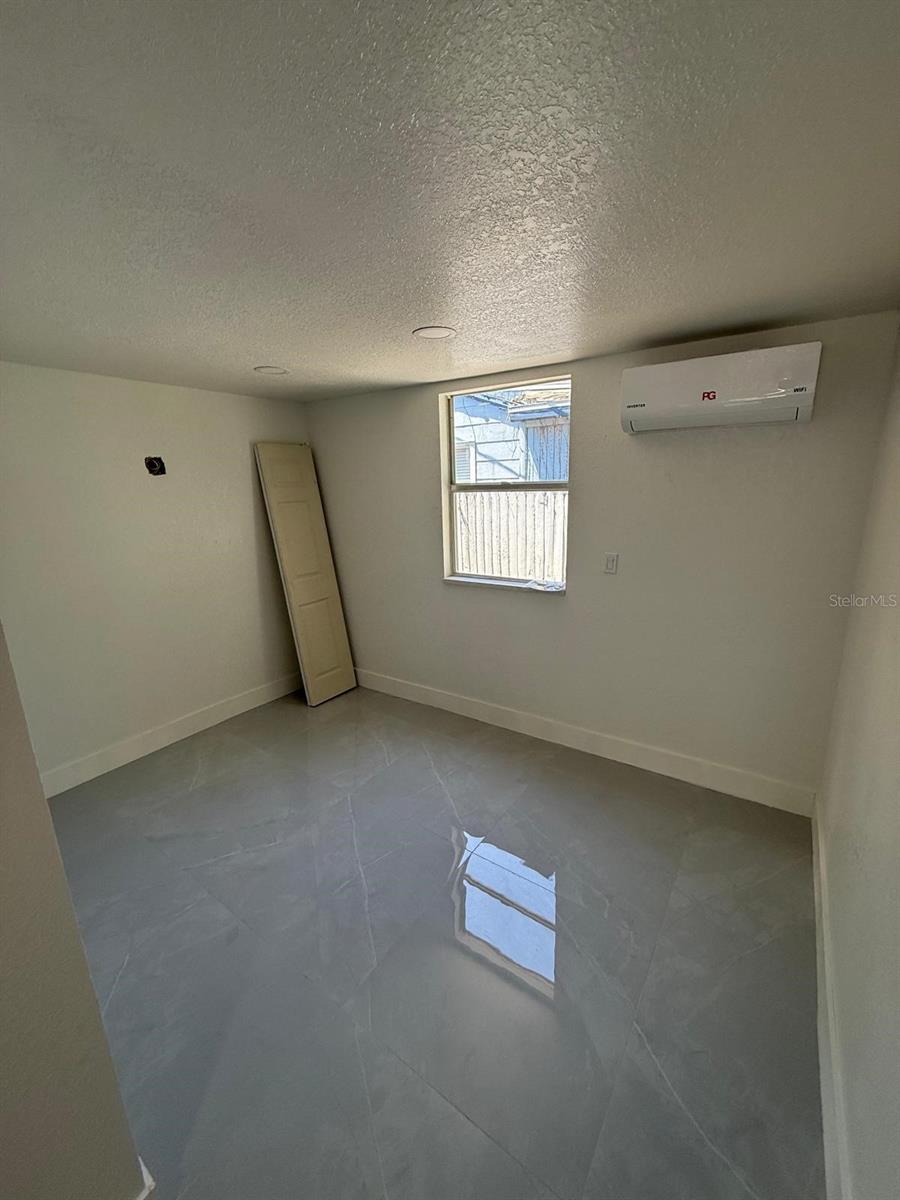 STUDIO/EFFICIENCY DINING AREA