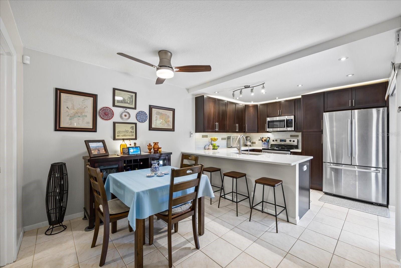The elegant boldness of the kitchen speaks to those seeking character that can easily be personalized to all tastes.
