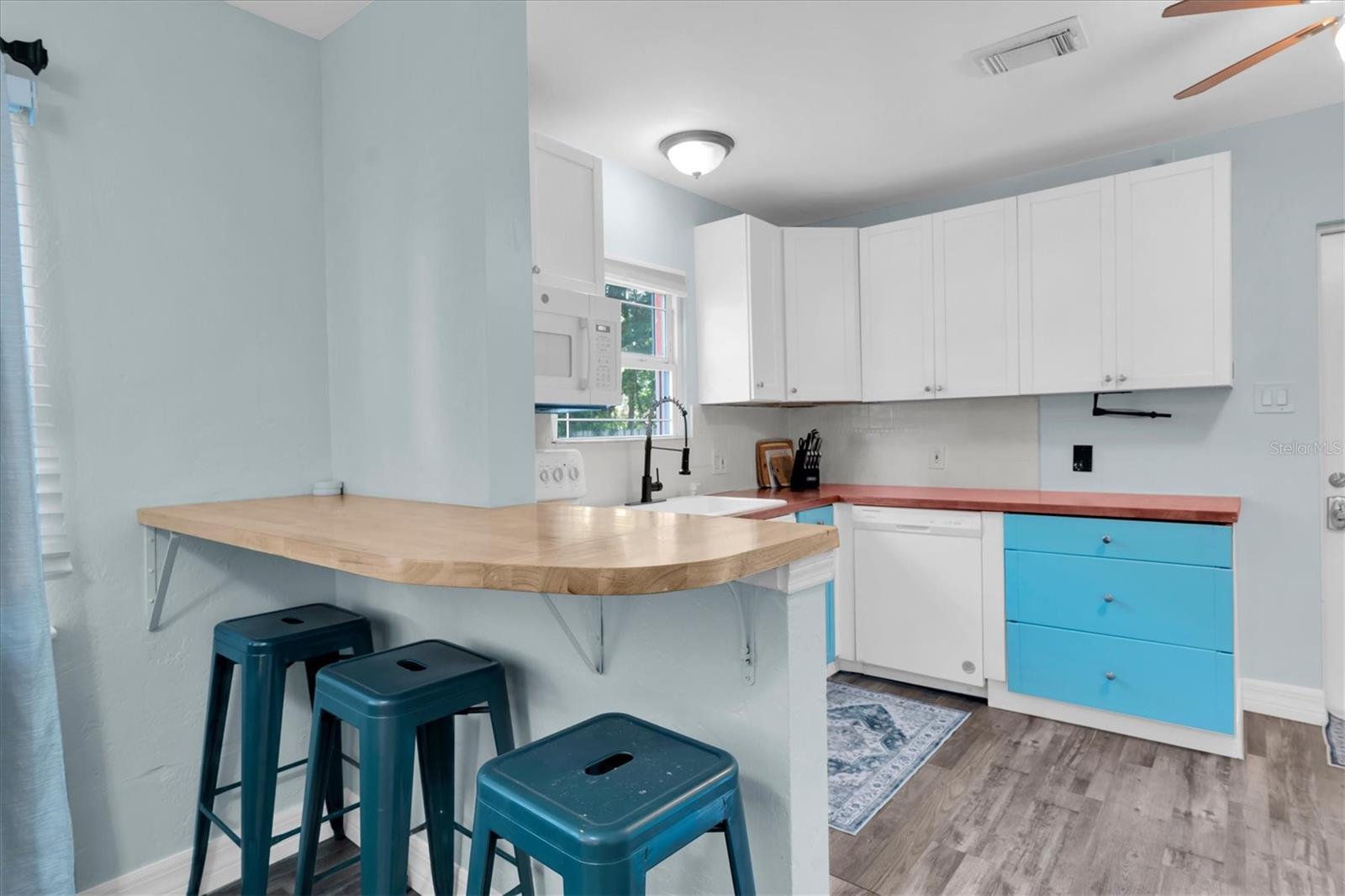 Kitchen and Breakfast Bar