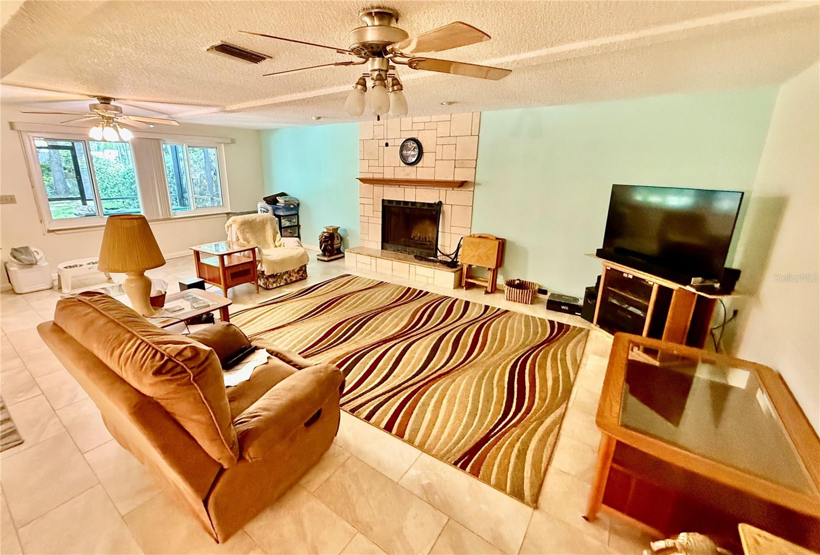 Spacious living room,