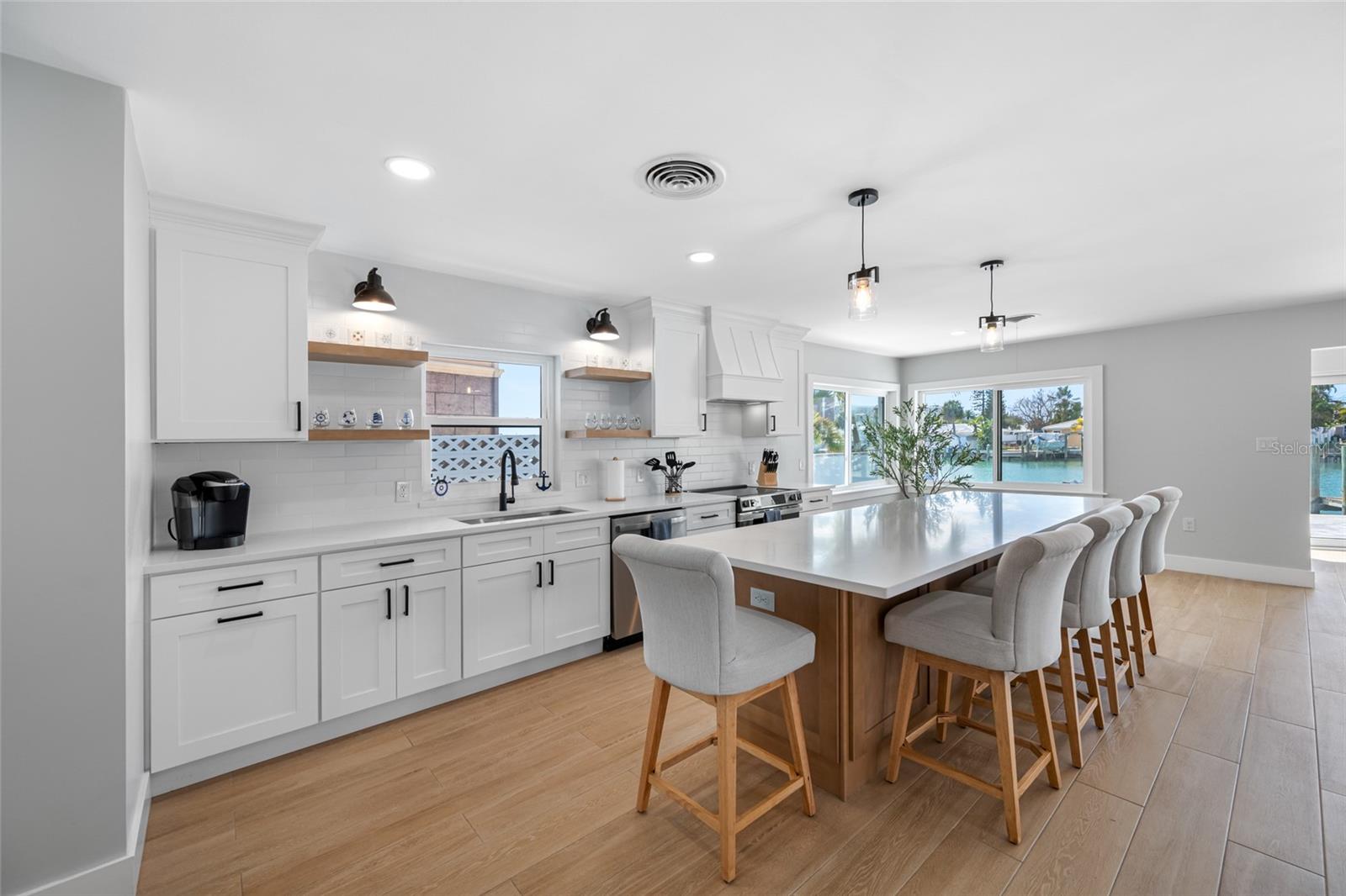 Oversized kitchen island w quartz counter