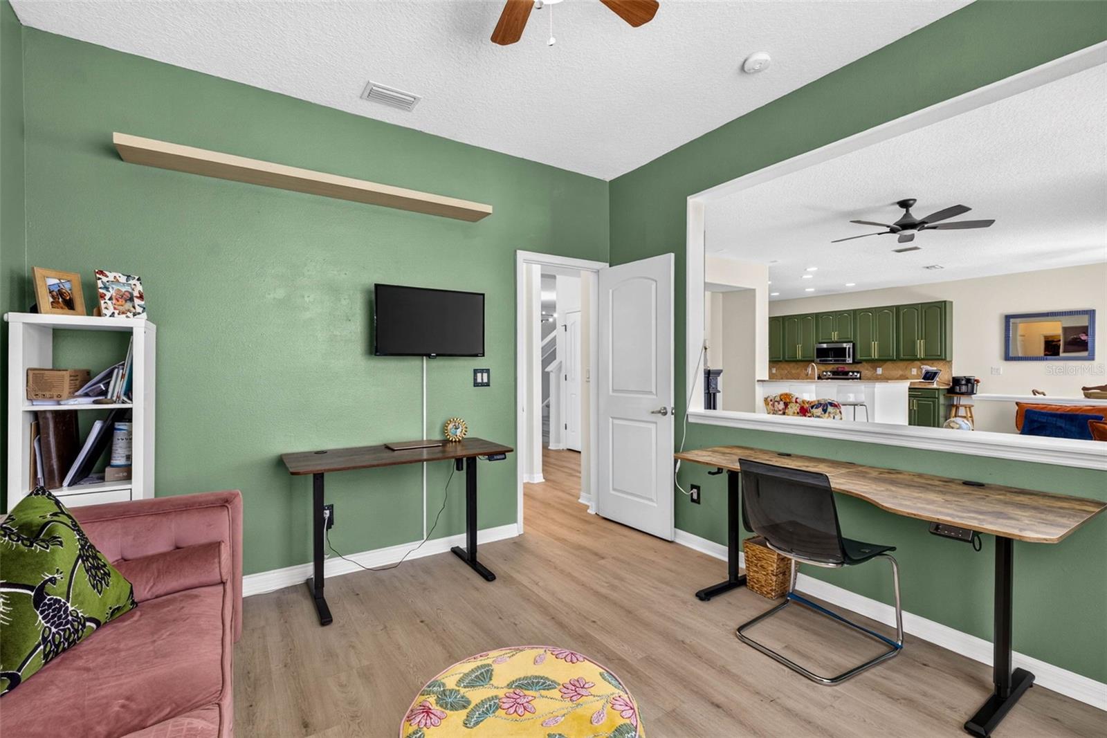 Office can be fully enclosed
