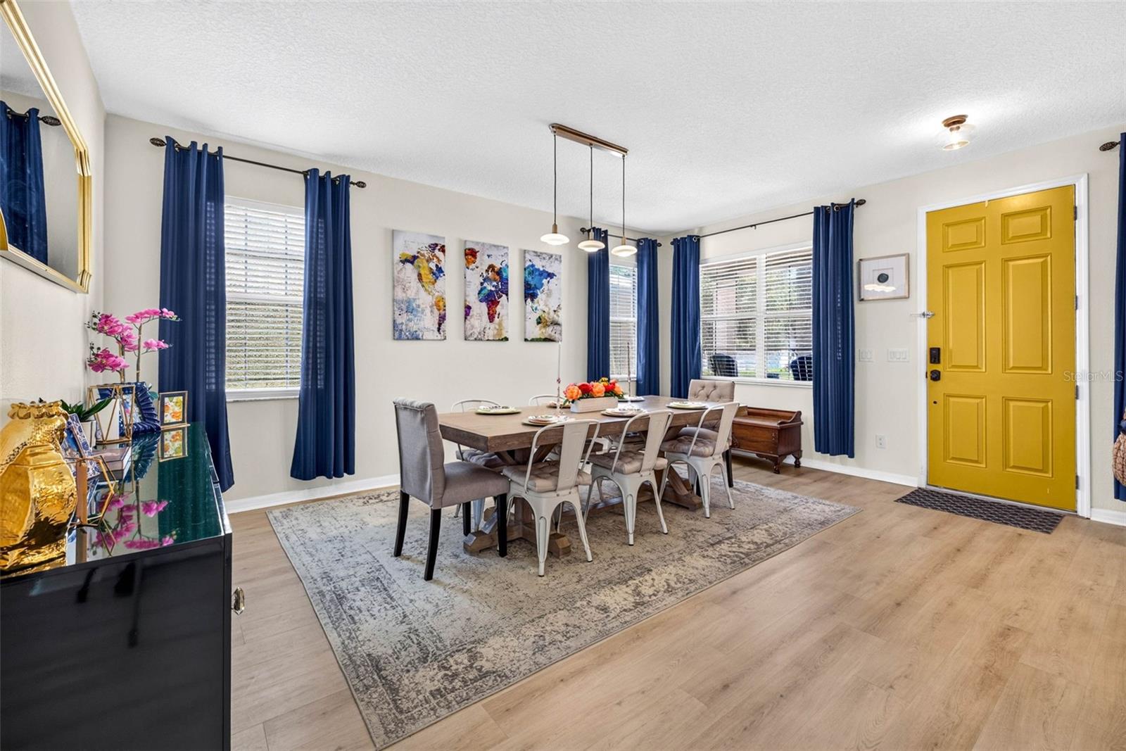 Huge entryway with dining area