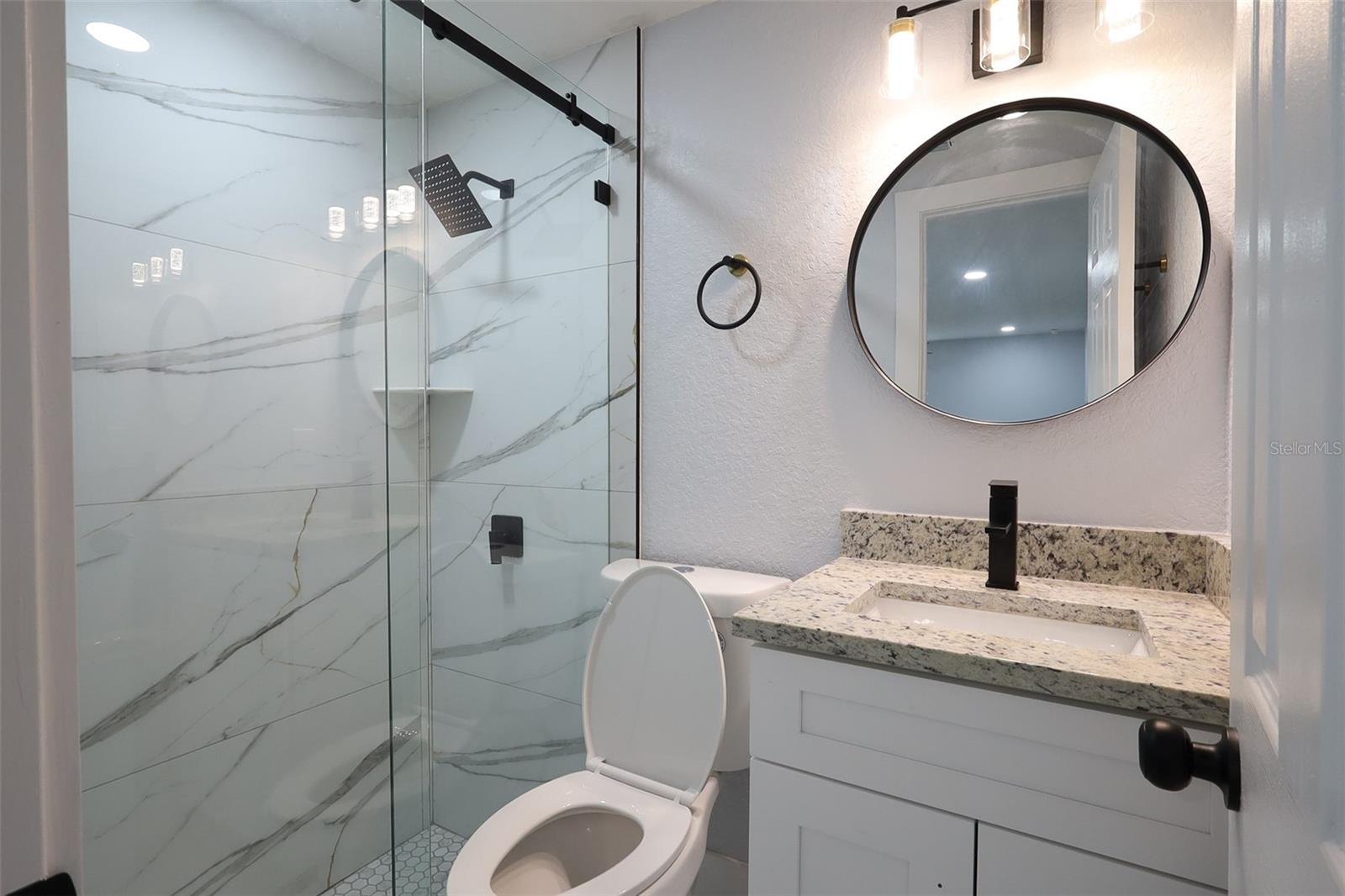 Master bedroom en-suite bathroom
