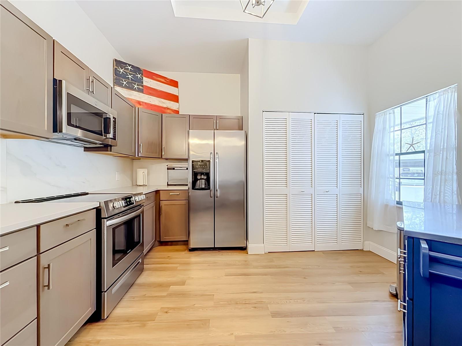 Large Bright Kitchen