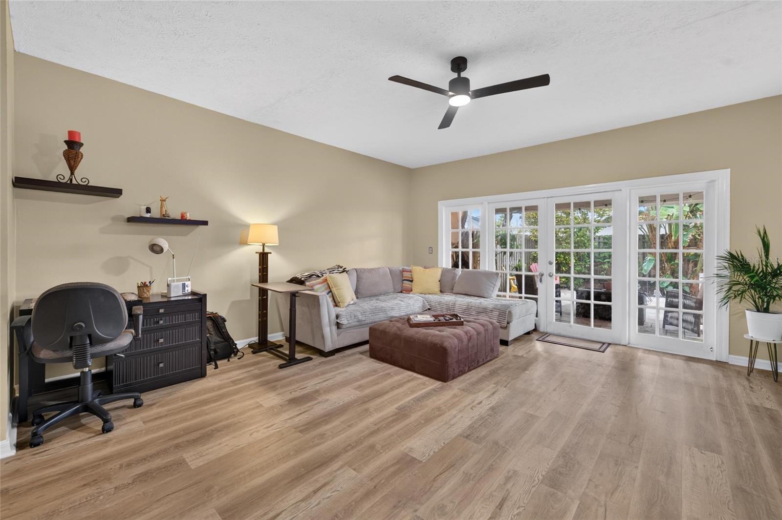 TB8526991 - fan & french doors