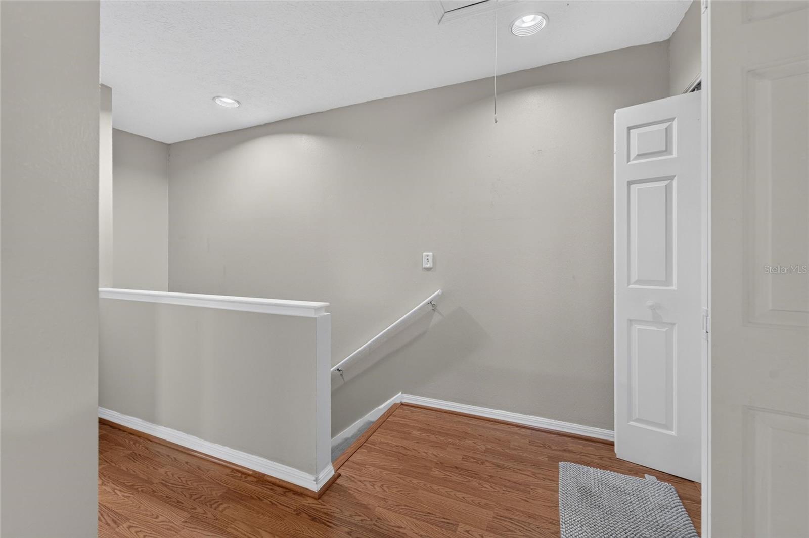 TB8526991 - hallway to primary bedroom