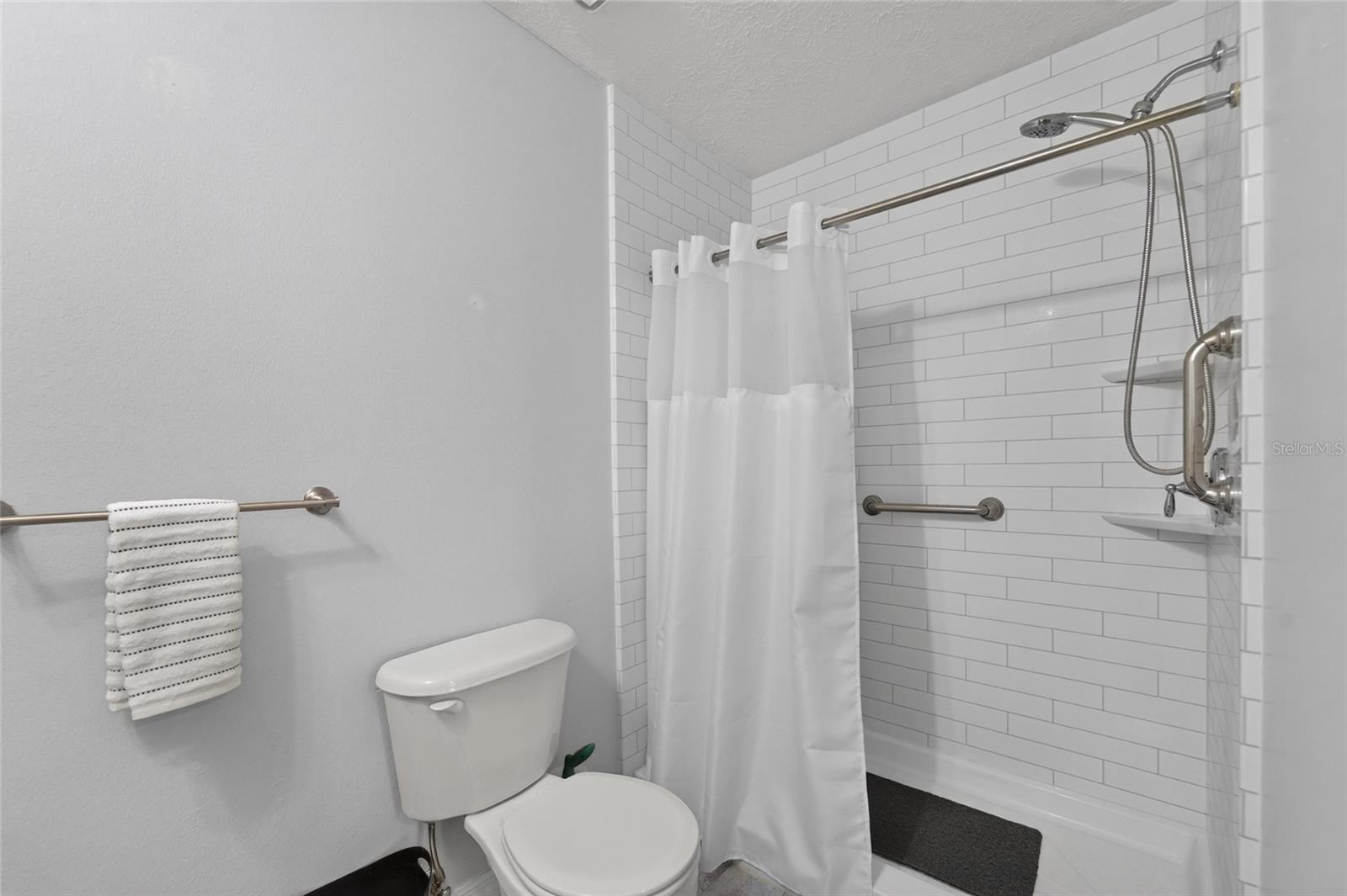 TB8526991 - Shower