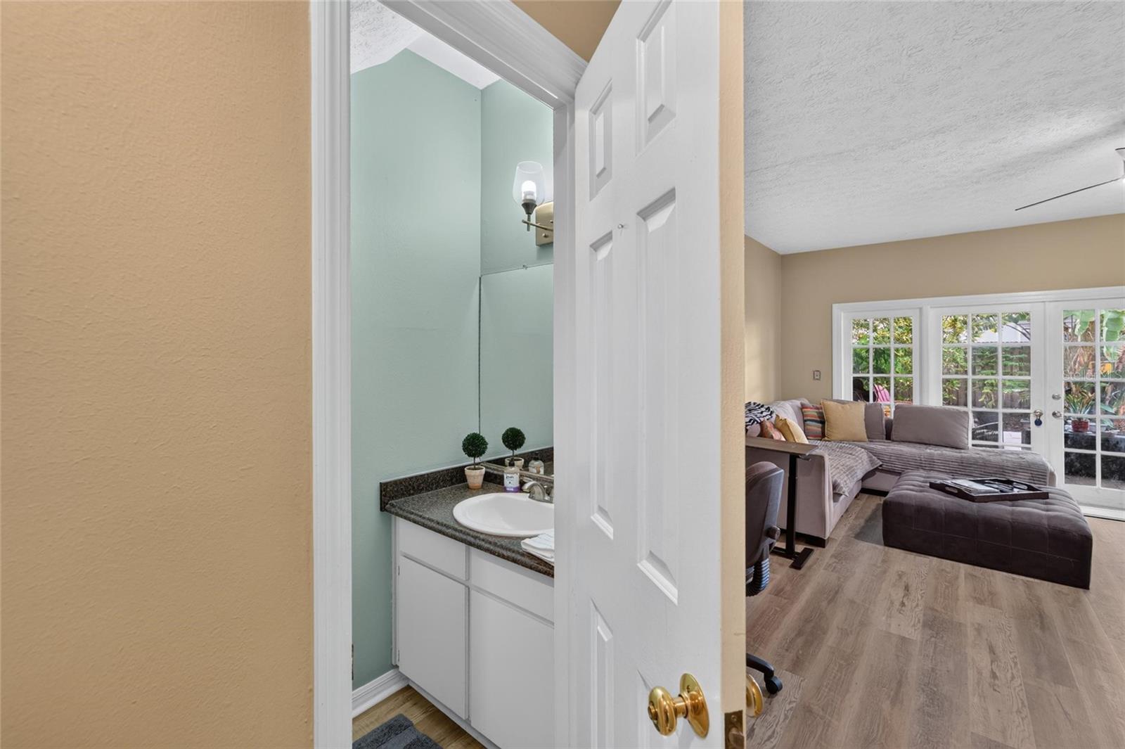 TB8526991 - 1st flr powder room