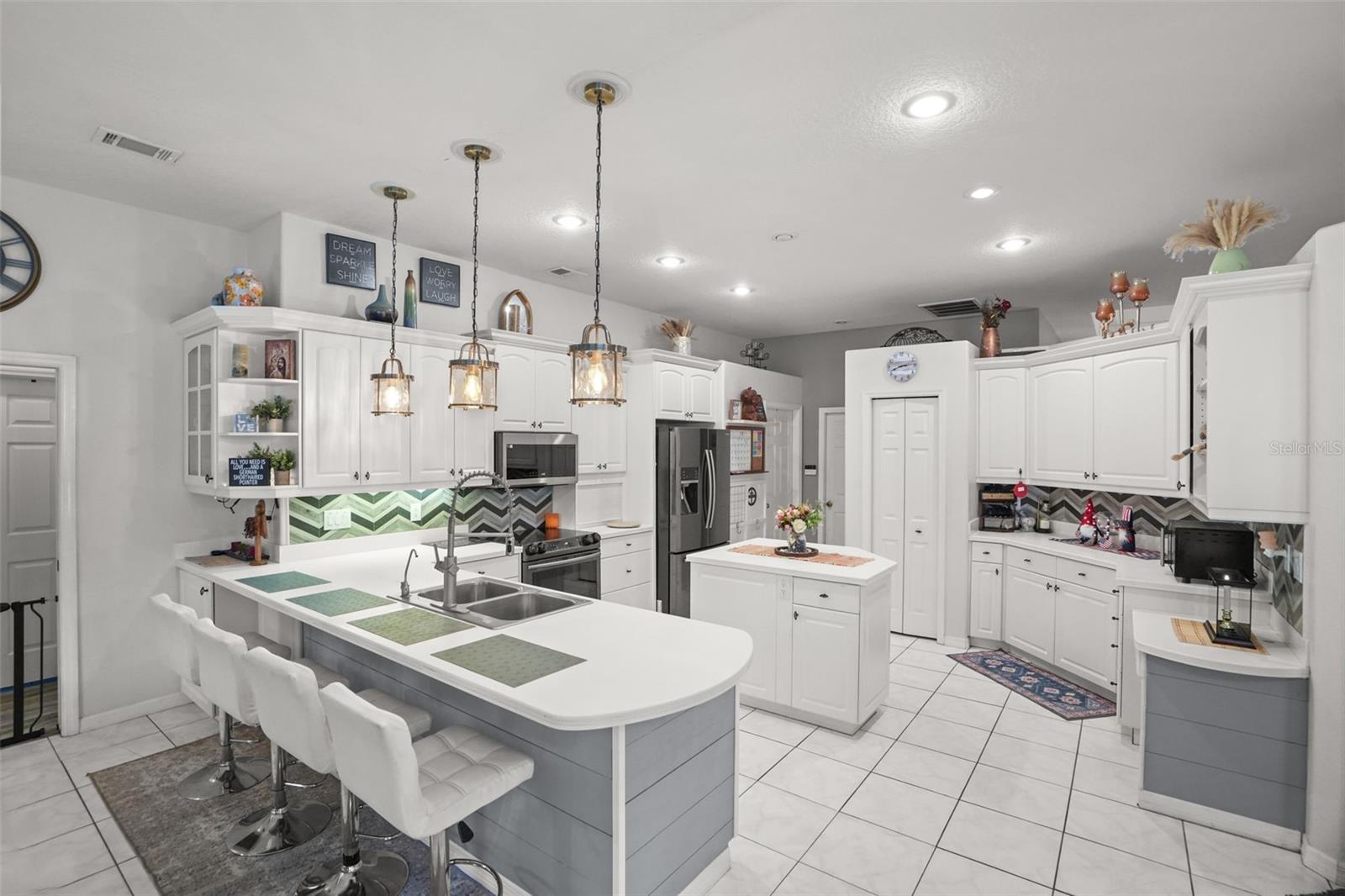 Huge kitchen with ample counter space