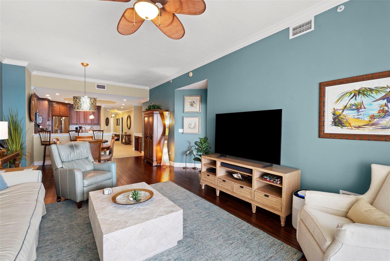 Lay out facing front door : living room to dining room, kitchen ? Hallway to right side laundry room