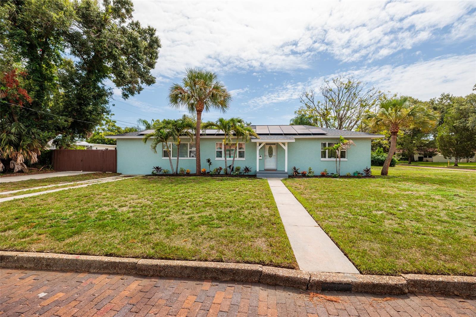 Welcome to your new home in Eagles Crest neighborhood! (Metal Roof:2018 A/C:2014)