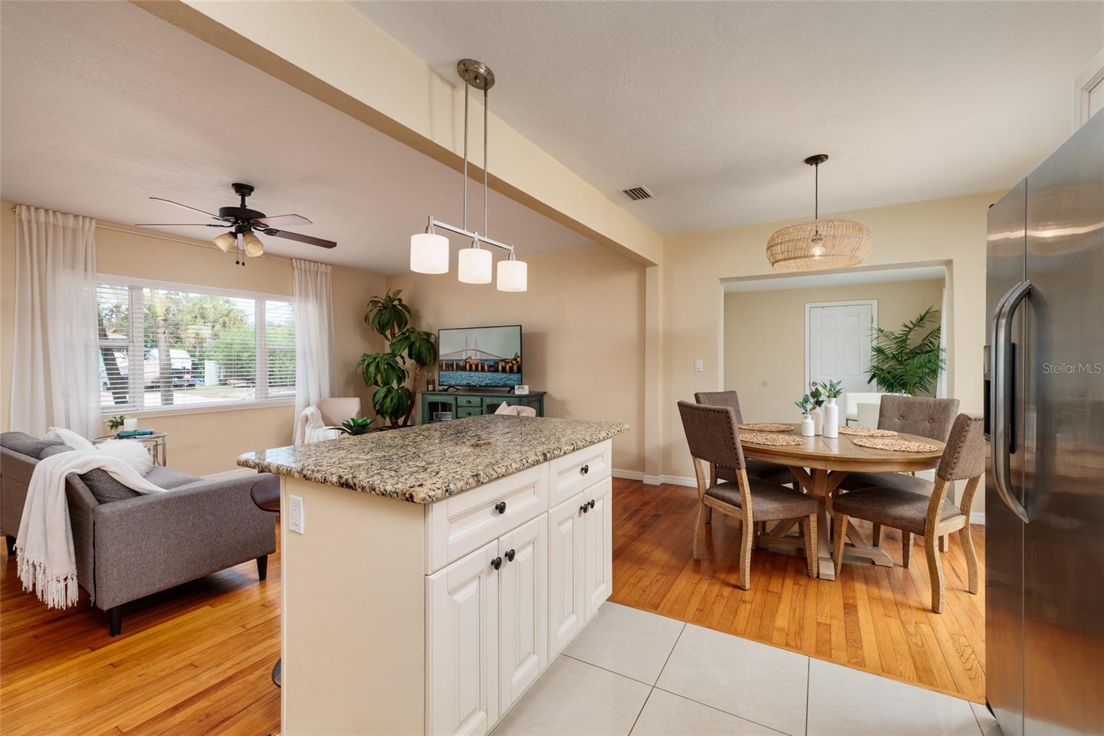 Center island w seating and extra storage and counterspace.