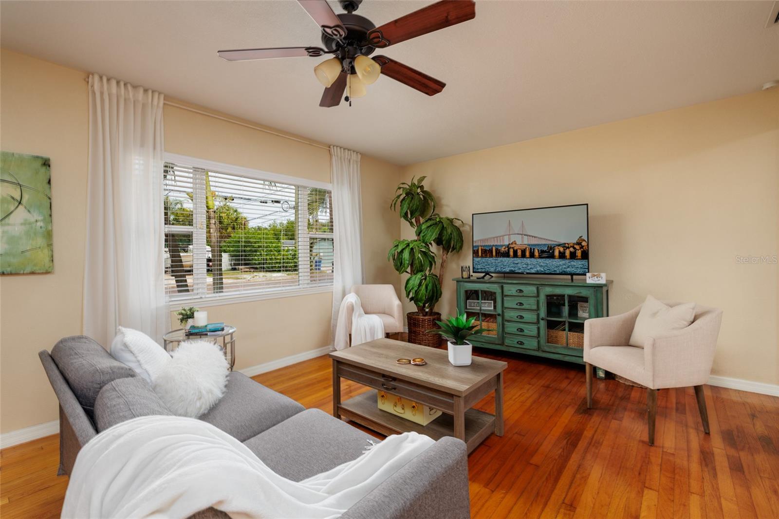 Living Room hosts wide open space!