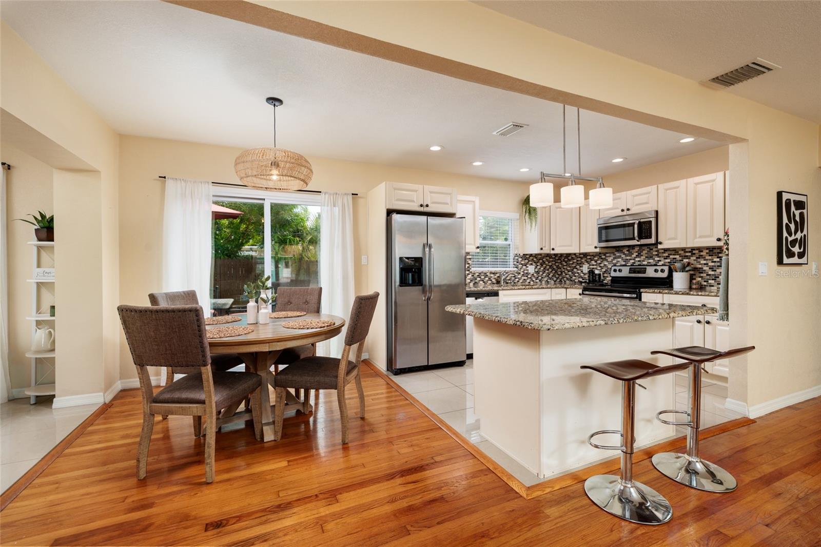 Dining options at table or at countertop.