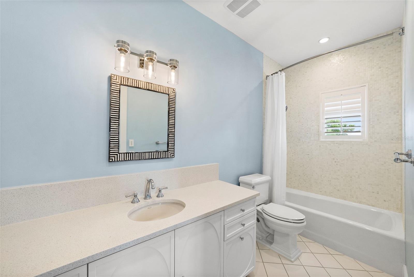 En Suite Bath 3