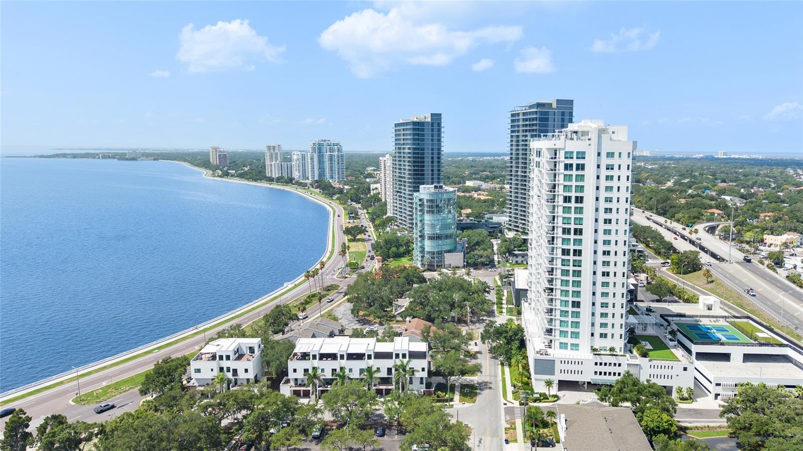 Roof top views of Bayshore Blvd.!