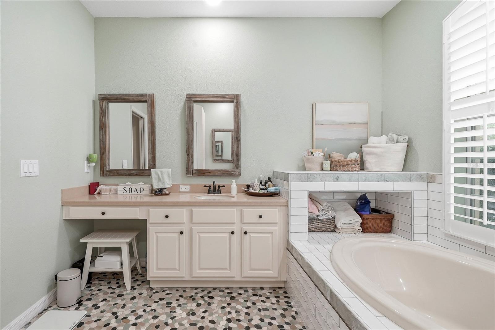 TB8527324