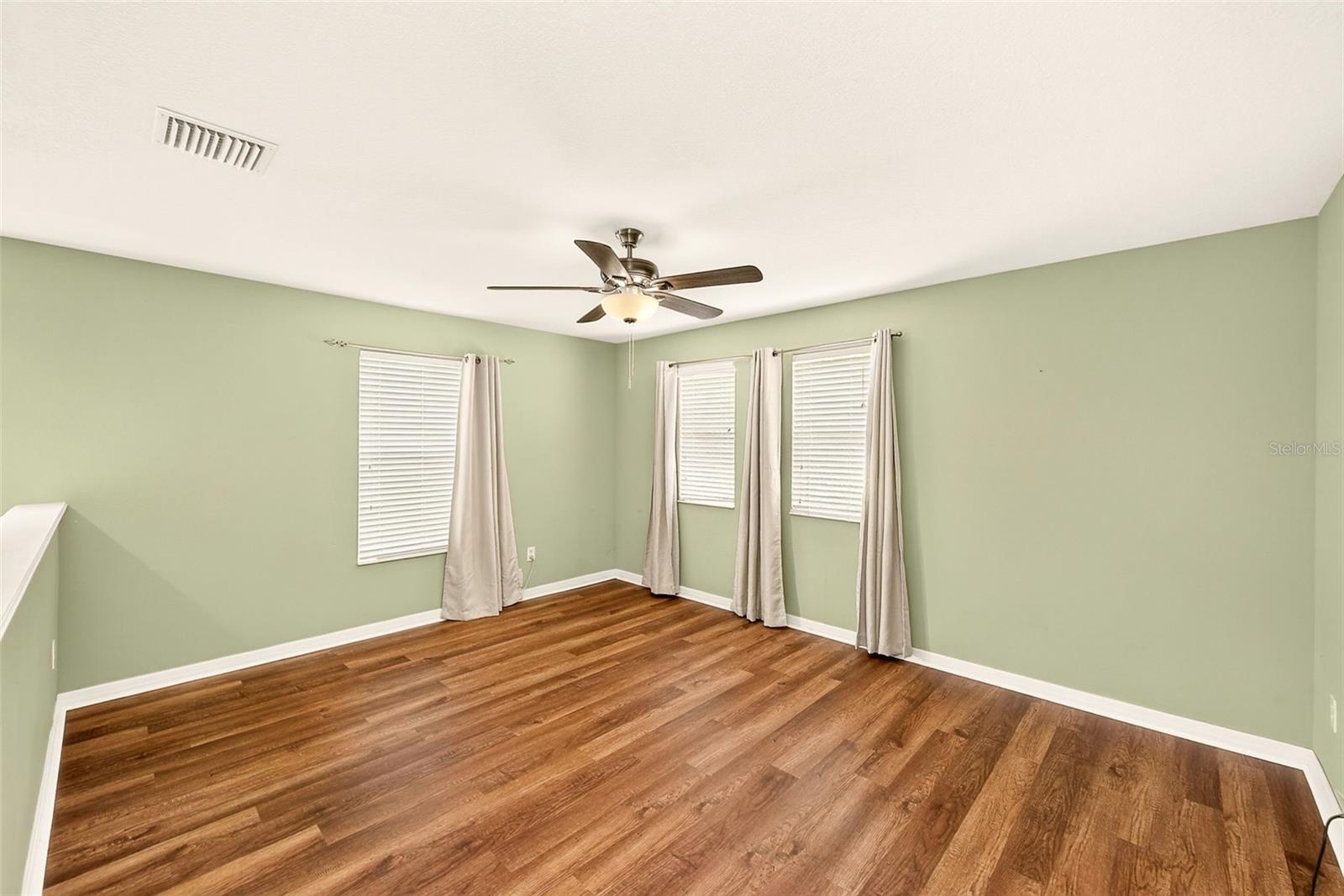 Large upstairs bonus room